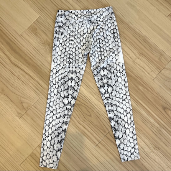 Varley Full Length Legging in White block Snake Print combo Like New - Picture 2 of 4